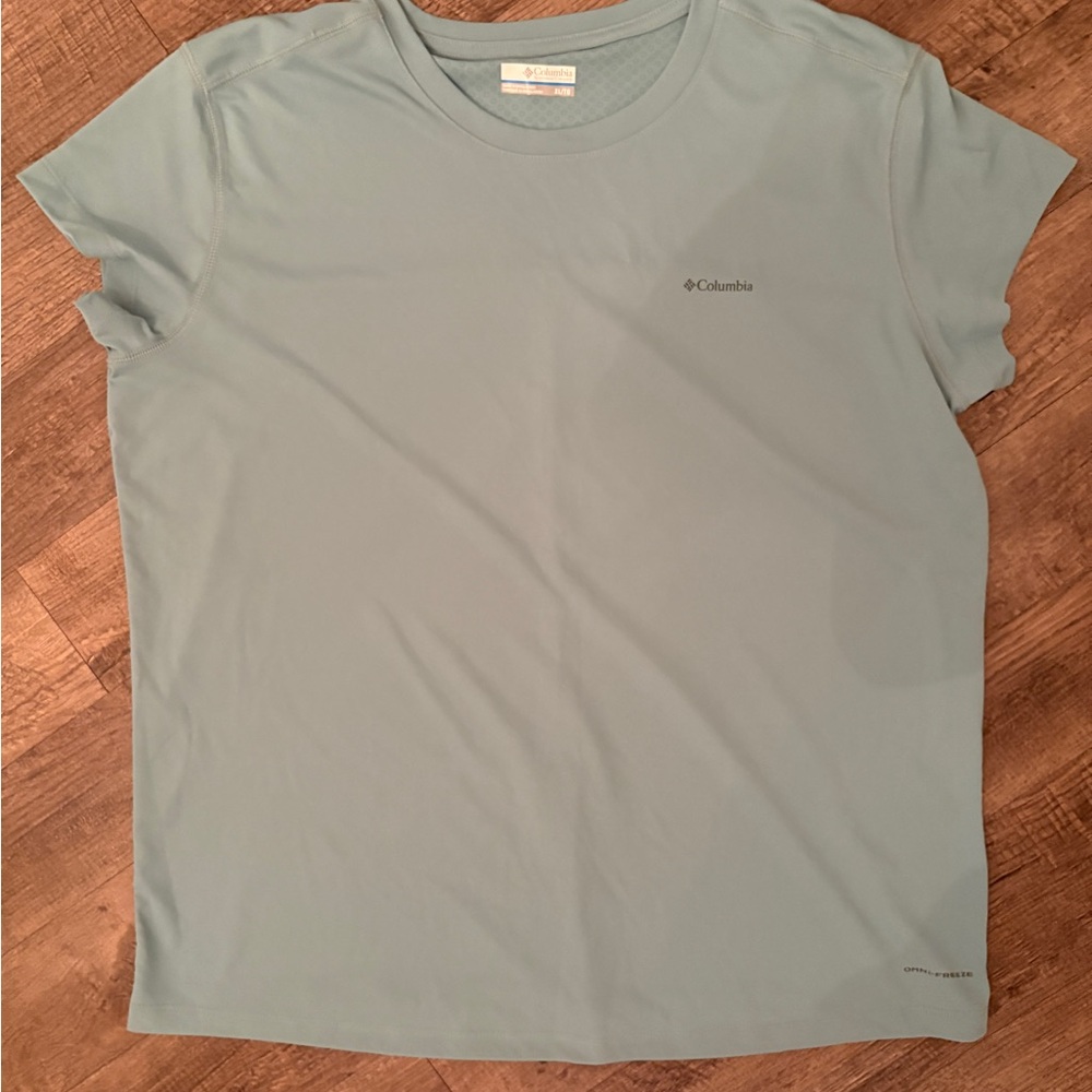 Columbia t-shirt